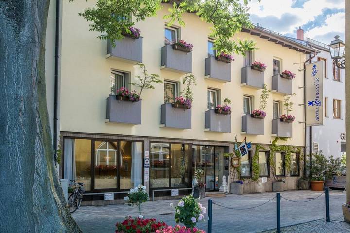 Hotel, mit Balkon und Terrasse sowie Garten