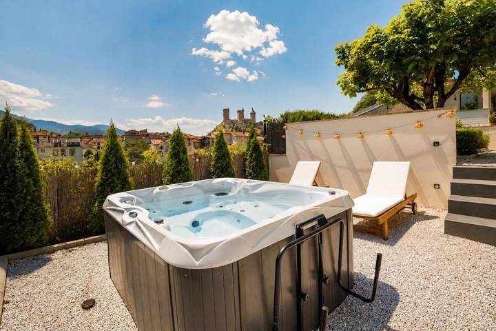Location de vacances pour 4 personnes, avec Balcon et Terrasse ainsi que Jardin et Vue à Foix