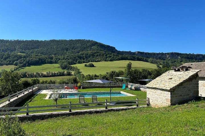 Location de vacances pour 8 personnes, avec jardin et piscine ainsi que terrasse et vue à Banassac - 4