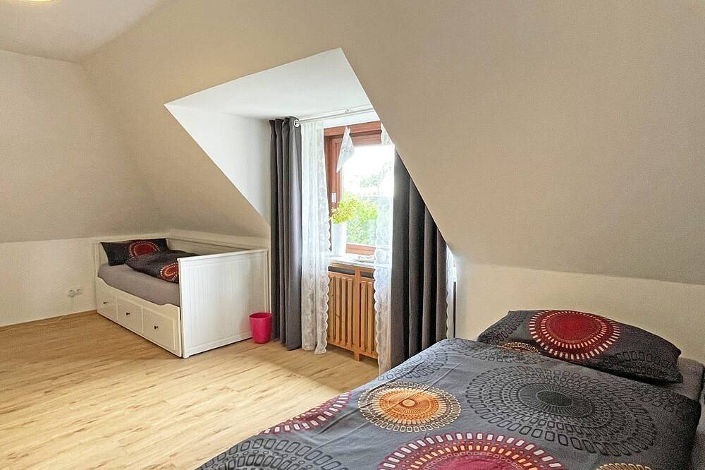 Unser großes Ferienhaus \"Stadtoase\"  für bis zu 6 Personen befindet sich direkt in der idyllischen Landschaft von Angeln im schönen Ort Süderbrarup, der ideale Ausgangspunkt für einen Urlaub zu Fuß in Süderbrarup, Schleswig-Flensburg