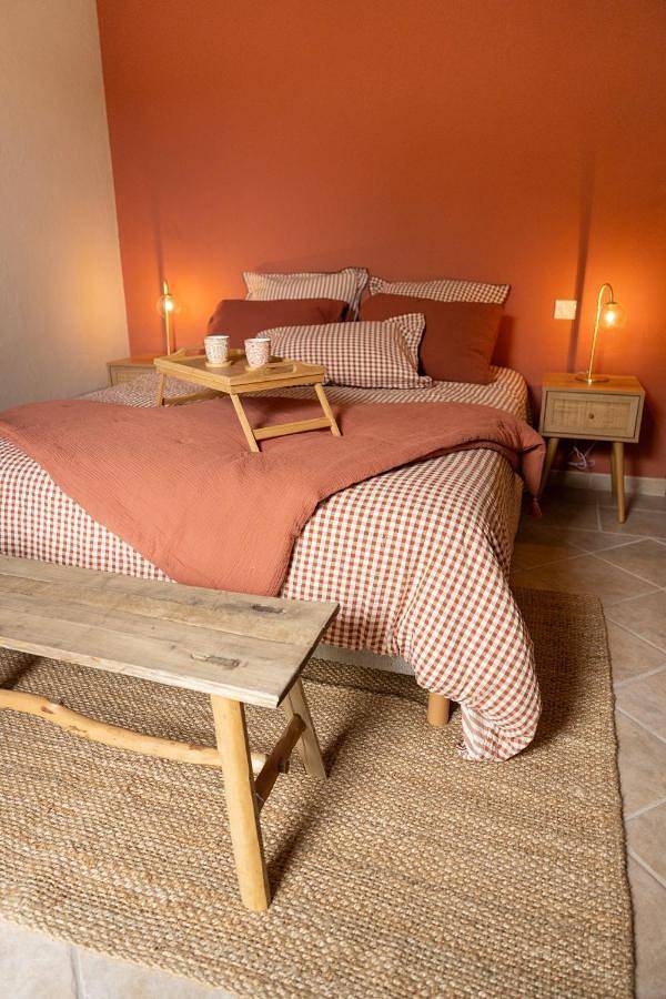 Chambre d’hôte pour 2 personnes, avec terrasse ainsi que jardin et piscine