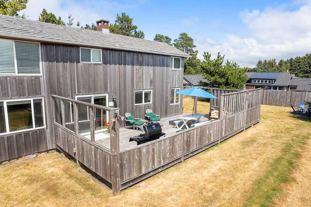 Alldecked Out: Riesige umzäunten Hof, Whirlpool, Feuerstelle, Hund Ok, kurzer Weg zum Strand in Gearhart, Clatsop County