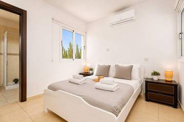 Holiday Rental for 10 People in Nissi Beach, South Cyprus, Photo 4
