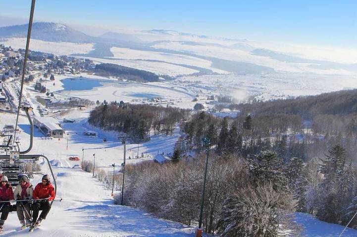 Appartement entier, Studio centre station avec parking privé in Super Besse, Besse-et-Saint-Anastaise