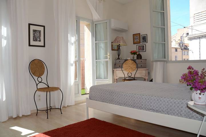 Ganze Wohnung, Die appt befindet sich im Herzen der Innenstadt, 5 Minuten von Avignon in Villeneuve-lès-Avignon, Nimes und Umgebung