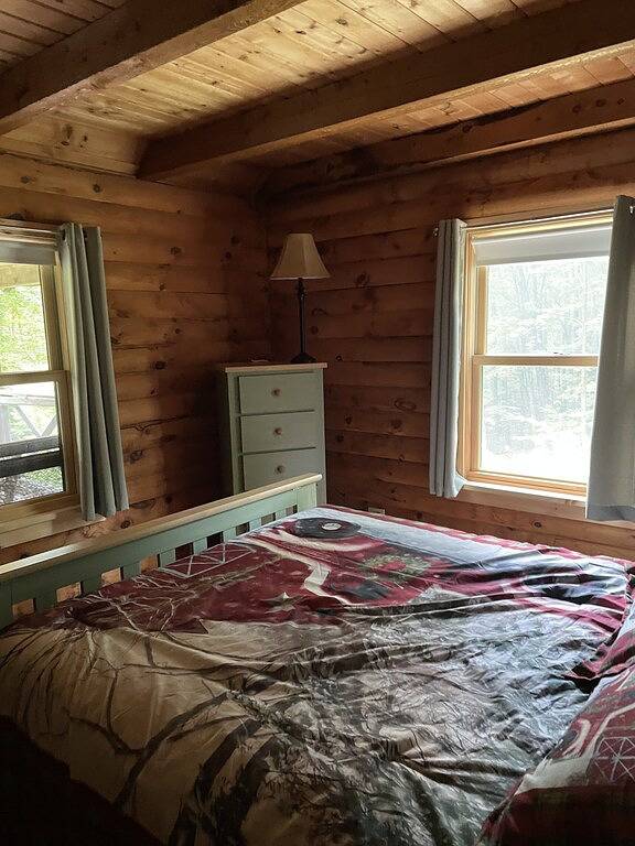 Beautiful, private log cabin with huge, relaxing screened porch in Townshend, Windham County