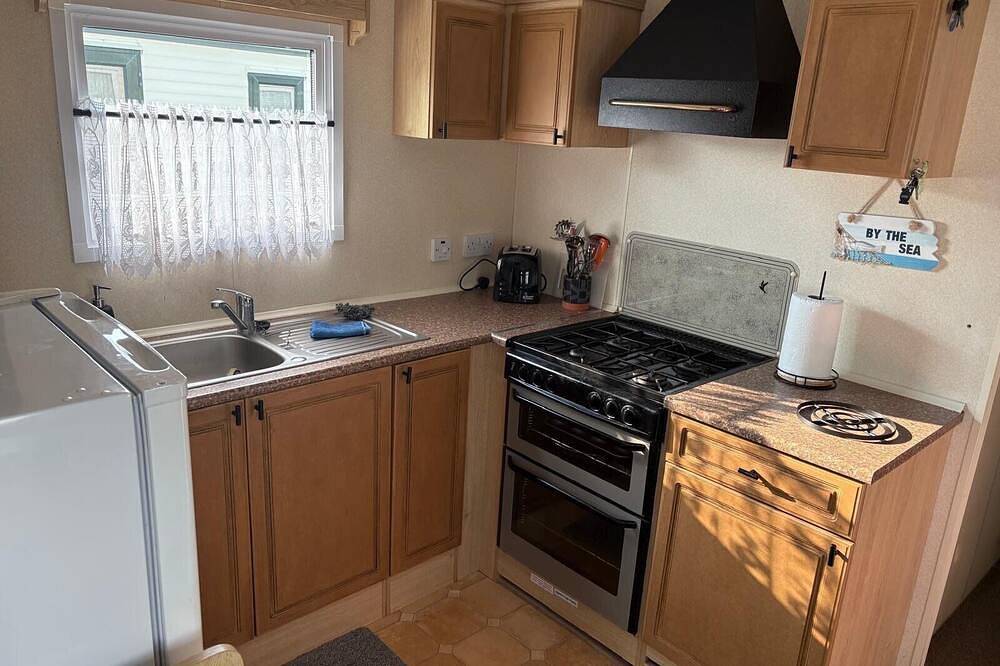 3 Bed Caravan - Sleeps 8 - Dogs - Parking - Wifi in Ingoldmells, Lincolnshire