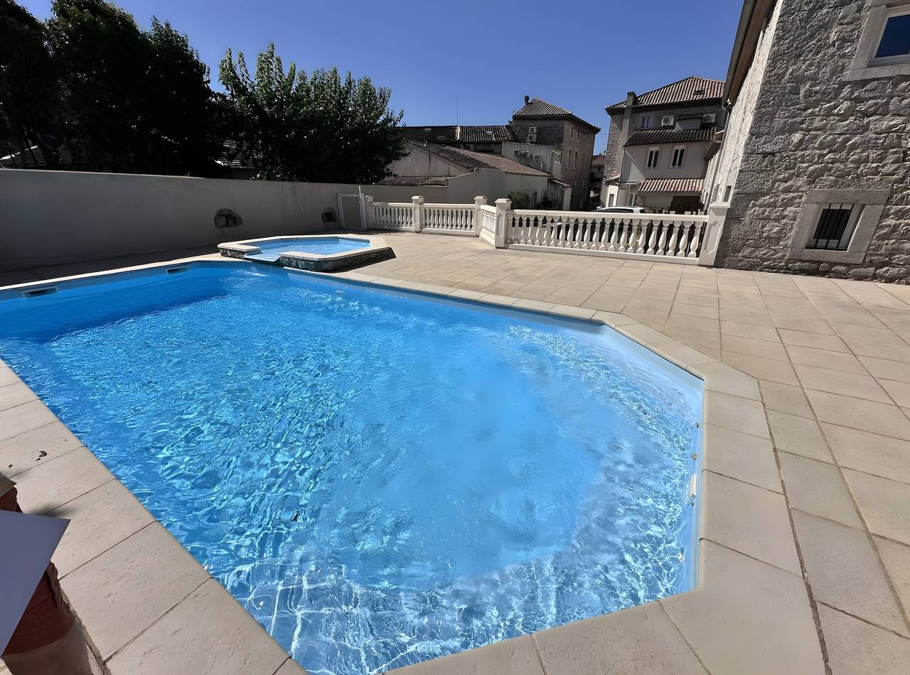 "Gîte Ferrari" 4–6 guests, Ruoms center, shared pool, private terrace, air conditioning