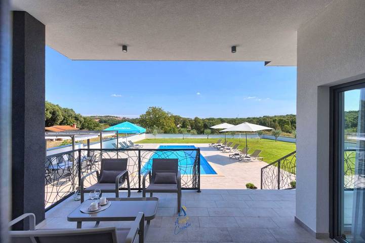 Modern 6-Br villa for 12+2 with pool close to Pula in Pula-Medulin, Pula