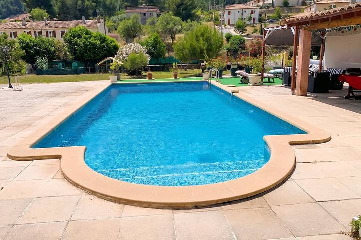 Location de vacances pour 4 personnes, avec piscine ainsi que jardin et terrasse à Roquefort-la-Bédoule