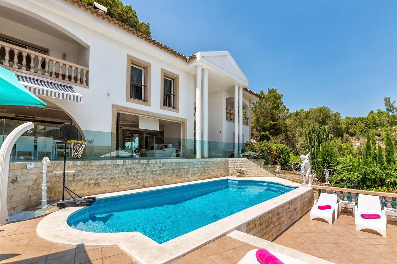 Villa de vacances Ocean View avec vue sur la mer, Wi-Fi, climatisation, piscine, jardin et balcon in Bendinat, Calvià