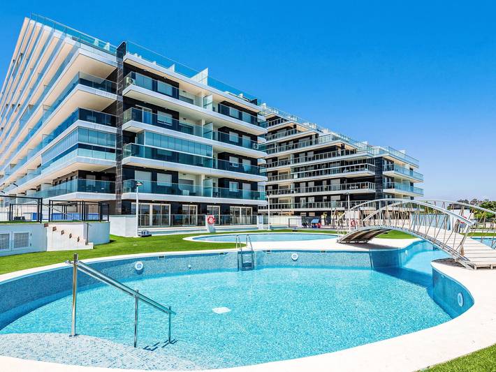 Gîte pour 4 personnes, avec jardin et piscine à Cabanes