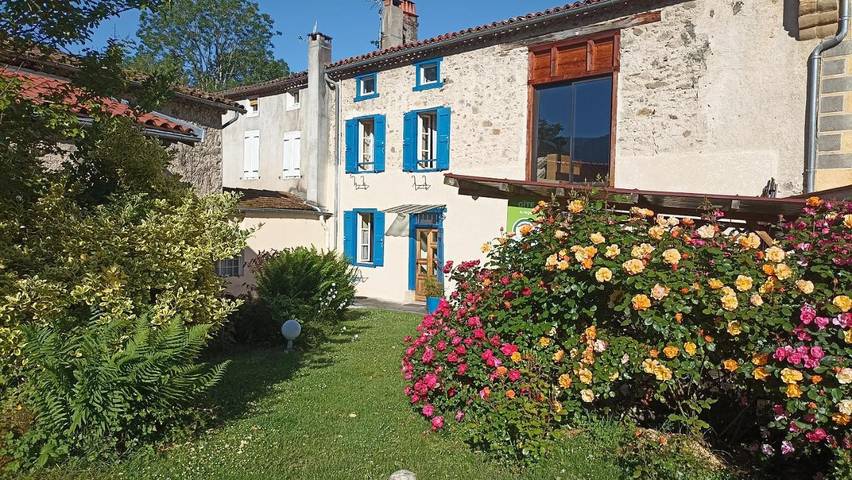 Location de vacances pour 2 personnes, avec Terrasse ainsi que Jardin et Vue à Serres-sur-Arget