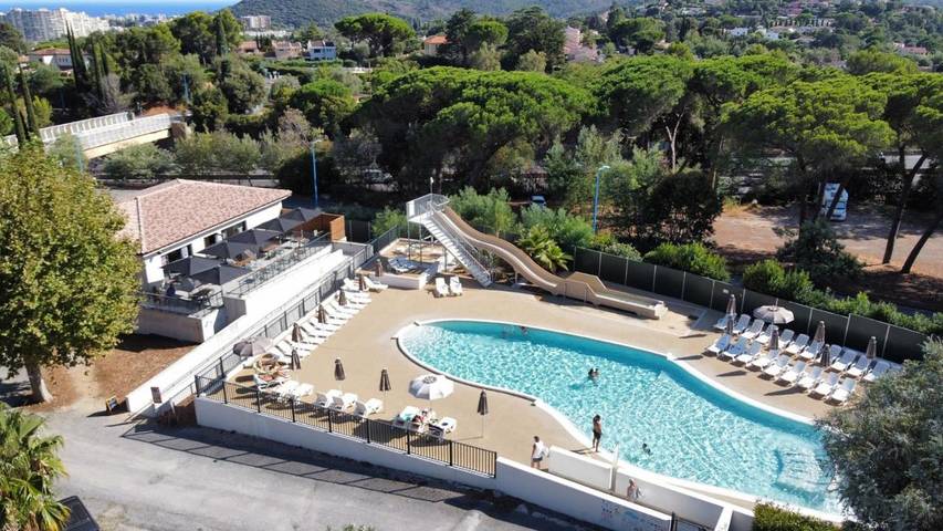 Camping pour 4 personnes, avec piscine et terrasse à Mandelieu-la-Napoule