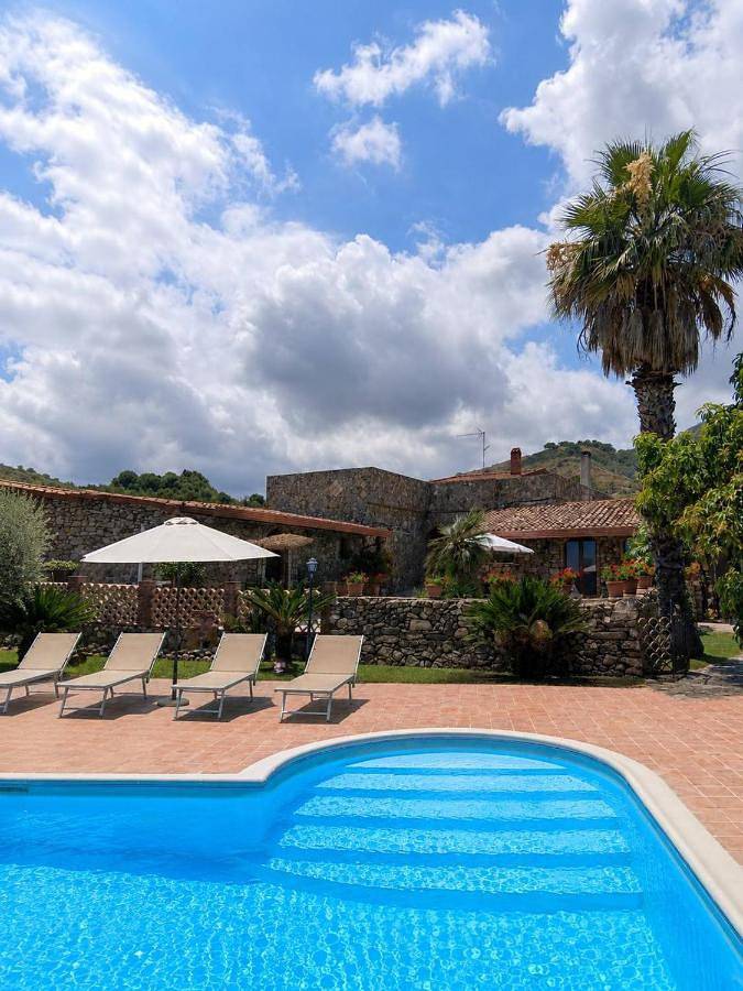 Casa vacanza per 11 persone, con piscina e panorama nonché giardino, adatto a famiglie con bambini a Calatabiano