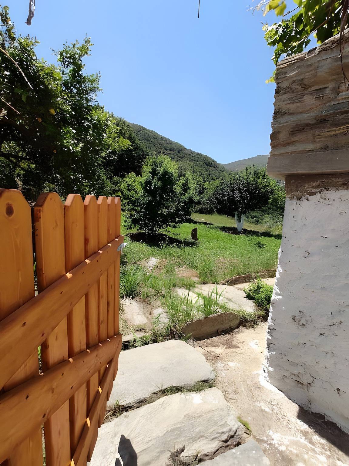 Vakantiehuis 'Ktima Kariofyllis' met Uitzicht op de Bergen en Privéterras in Andros
