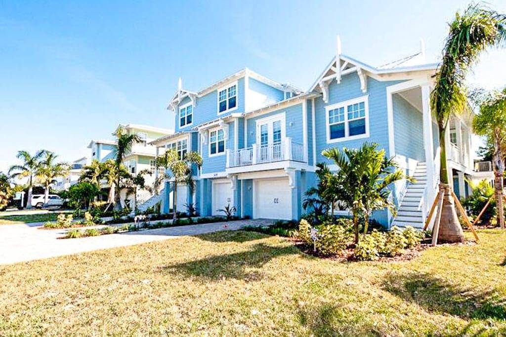 Modern home near Gulf beaches with private heated pool & Wifi in Holmes Beach, Anna Maria Island
