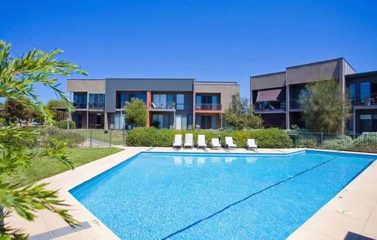 Holiday home for 2 people, with garden and pool as well as balcony in Torquay (Victoria)