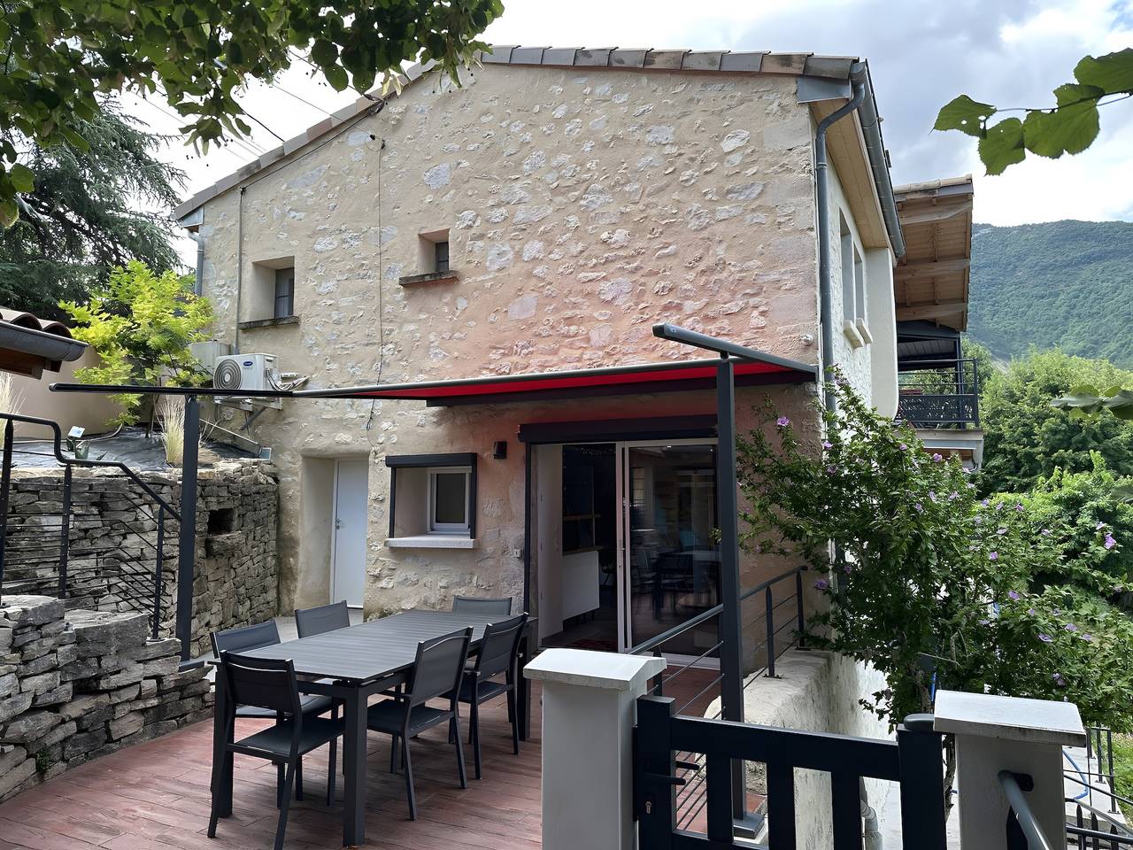 Cresta Cottage with Mountain View, Private Terrace, and Wi-Fi in Espenel, Die region