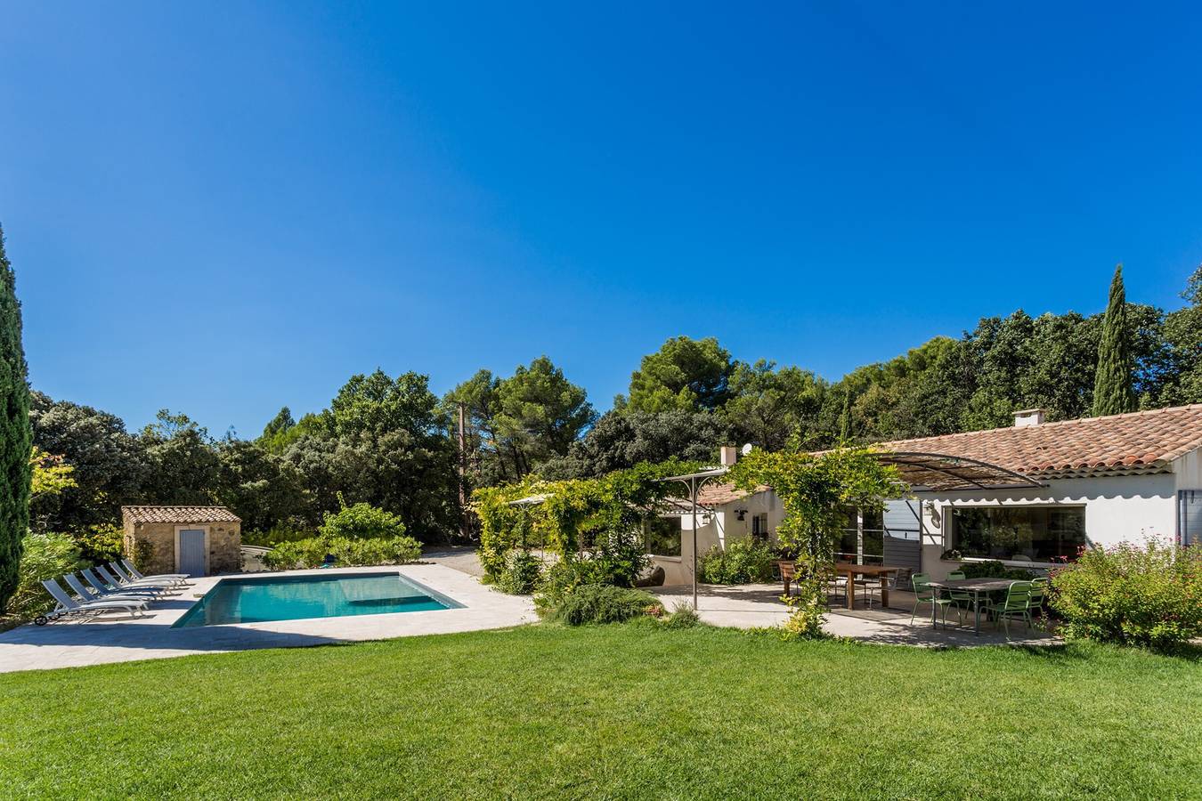 Villa Soleria – Pool & Garden Retreat near Aix in Rognes, Région d'Aix-en-Provence