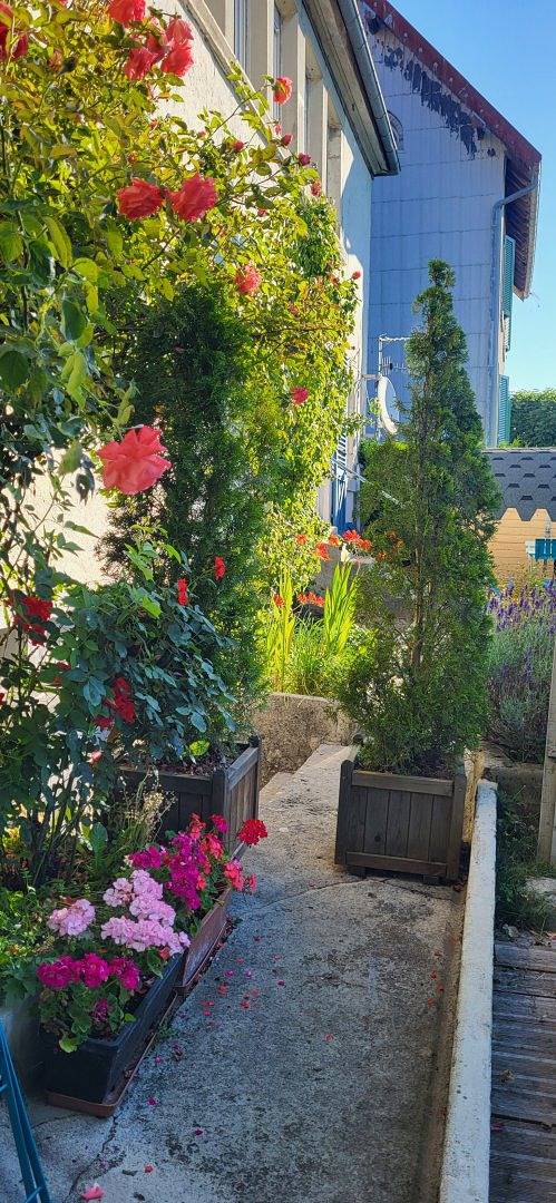 Gîte pour 15 personnes, avec terrasse ainsi que jardin et jacuzzi, animaux acceptés