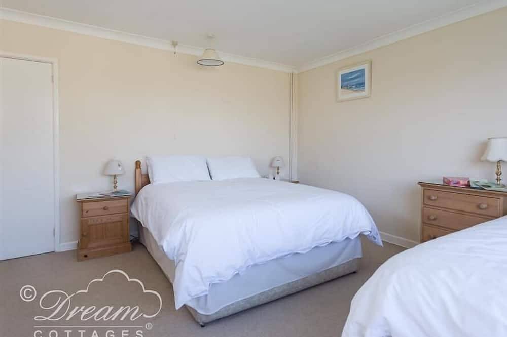 Hillview Bungalow, pet friendly, with a garden in Burton Bradstock in Burton Bradstock, Dorset