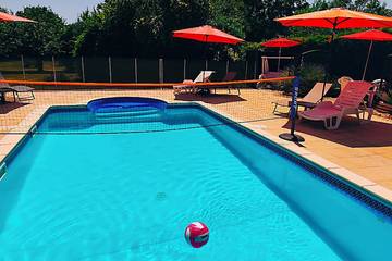 Gîte pour 9 personnes, avec piscine ainsi que jacuzzi et jardin dans les Deux-Sèvres
