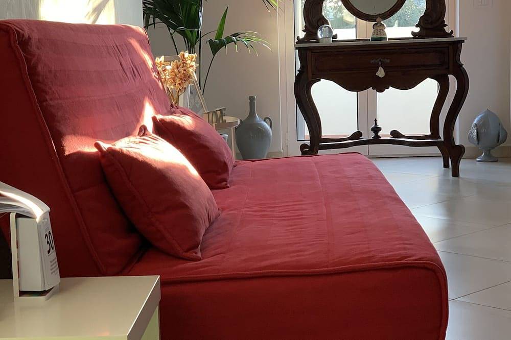 Finely furnished villa with large patio and garden between Monopoli and Alberobello in Castellana Grotte, Bari Province