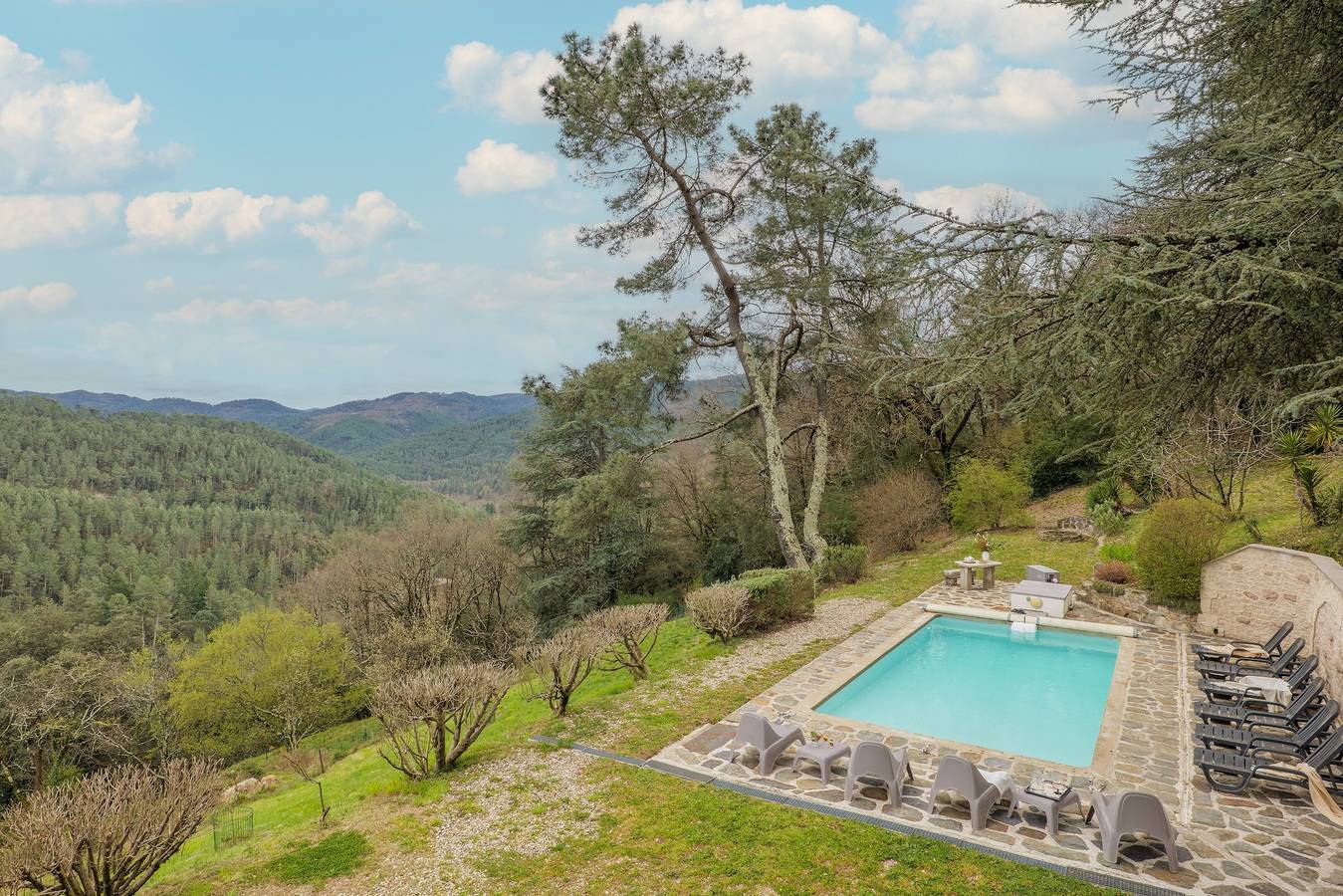 Villa « Gîte avec Vue Panoramique » avec Piscine Privée, Terrasse et Wi-Fi in Génolhac, Parc national des Cévennes