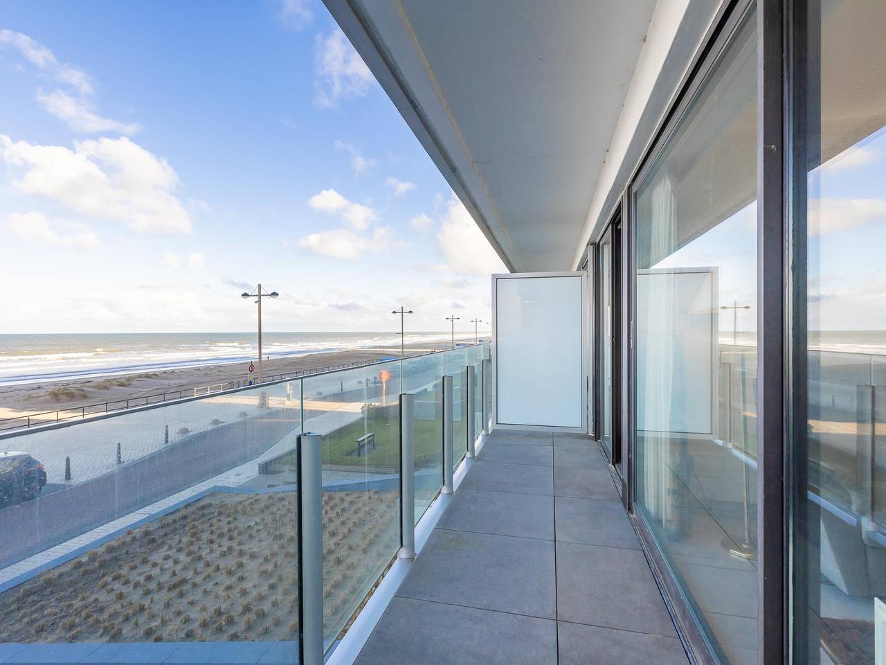 Entire apartment, Flat with frontal sea views and parking. in Middelkerke, Belgian Coast