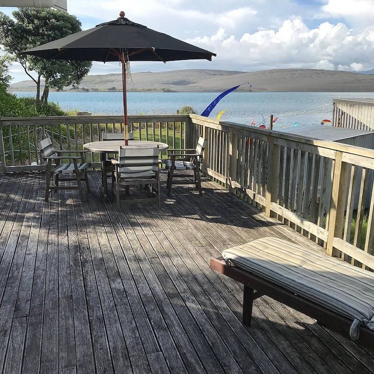 Aotea Retreat. Atemberaubende Hafenfront am Strand. in Waikato