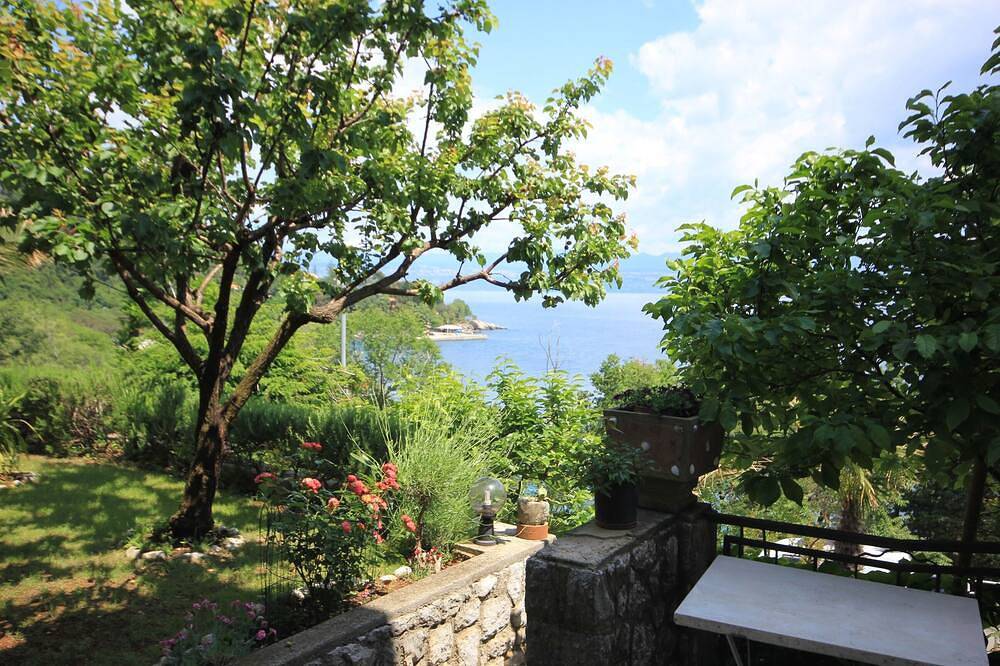 Ganze Wohnung, 1-Zimmer-Ferienwohnung mit Terrasse Medveja, Opatija (A-2305-b) in Medveja, Opatija Riviera