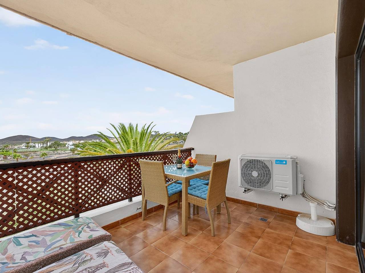 Entire holiday apartment, Cozy Apartment with Pool & Balcony, 900m to Beach in Las Adelfas, San Miguel de Abona