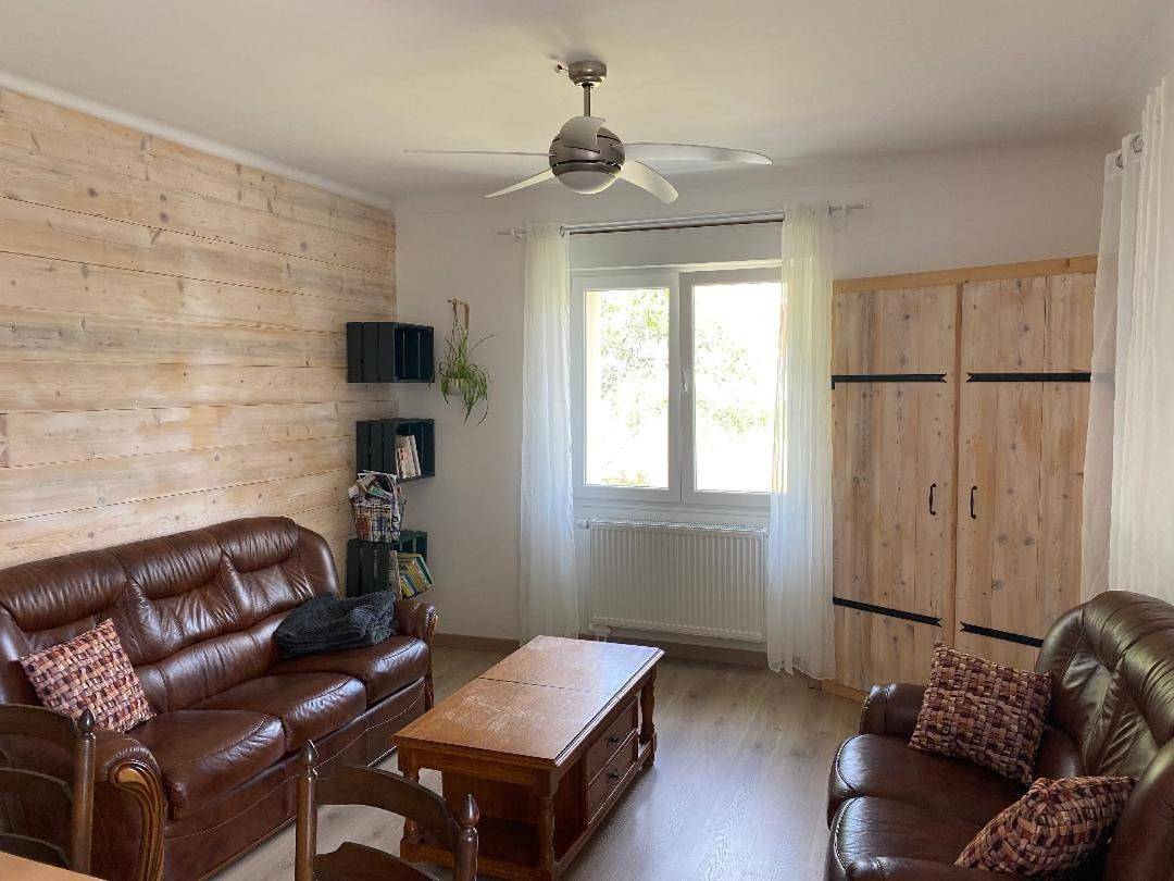 Appartement entier, Apartment - Ground Floor in La Rixouse, Parc naturel régional du Haut-Jura