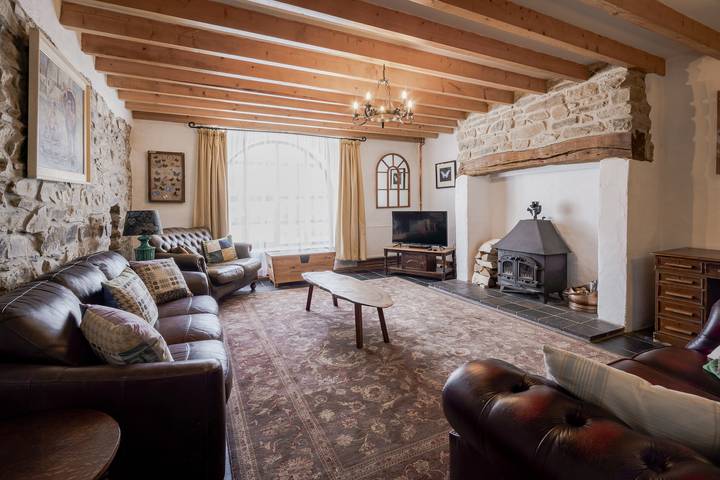 Cottage for 8 people, with pool and garden, with pets in Mid-Wales