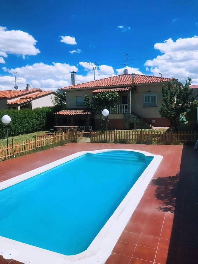 Casa rural para 8 personas, con piscina además de jardín y vistas en Calvarrasa de Abajo