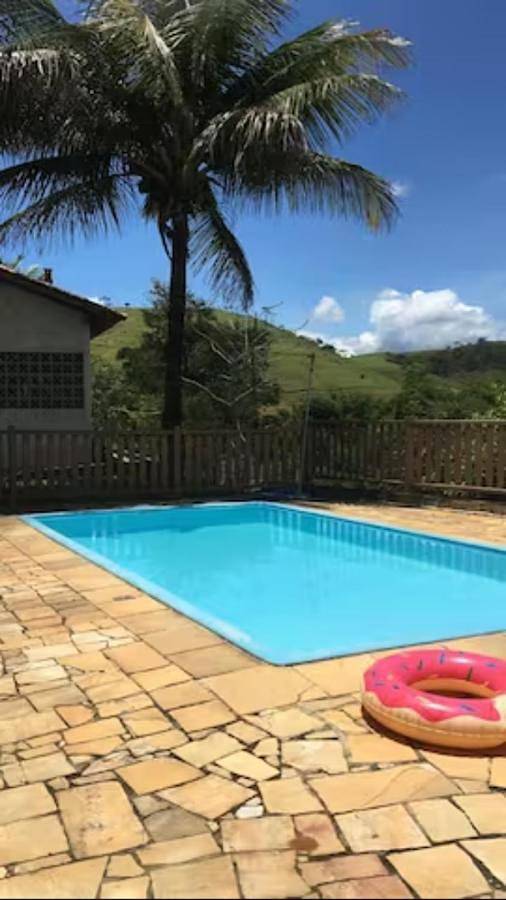 Casas e apartamentos de temporada para 6 pessoas, com piscina e terraço e ainda vista and jardim, com animais de estimação em Vassouras