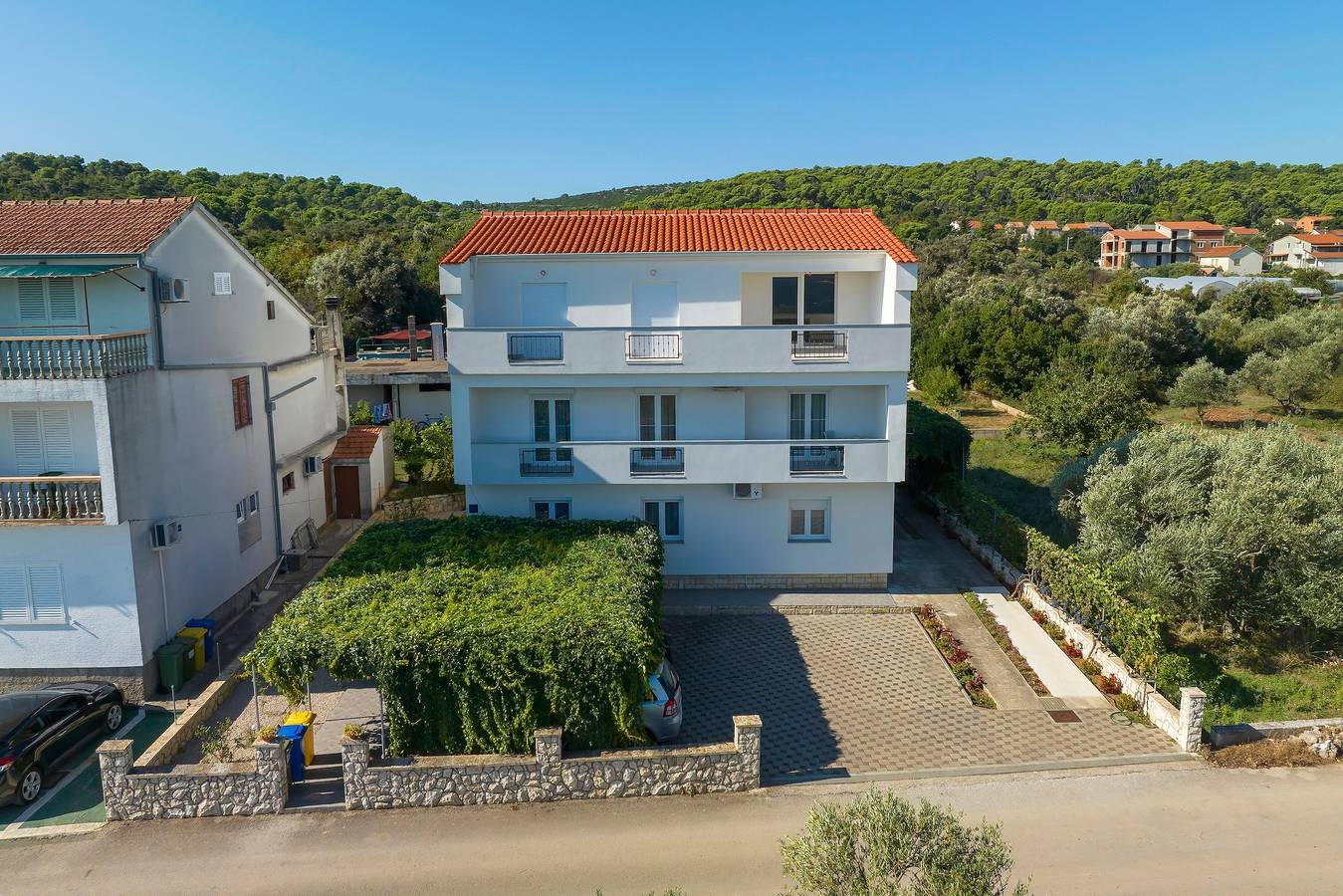 Ganze Wohnung, 2-Zimmer-Ferienwohnung mit Terrasse und Meerblick Tkon, Pasman A-8302-b in Ugrinici, Tkon