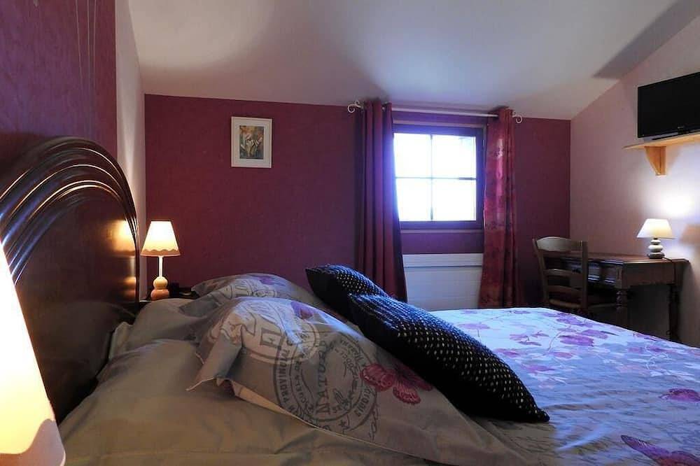 Rest on the farm with our 10 horses in the heart of nature.  Wifi works. in Droyes, Haute-Marne