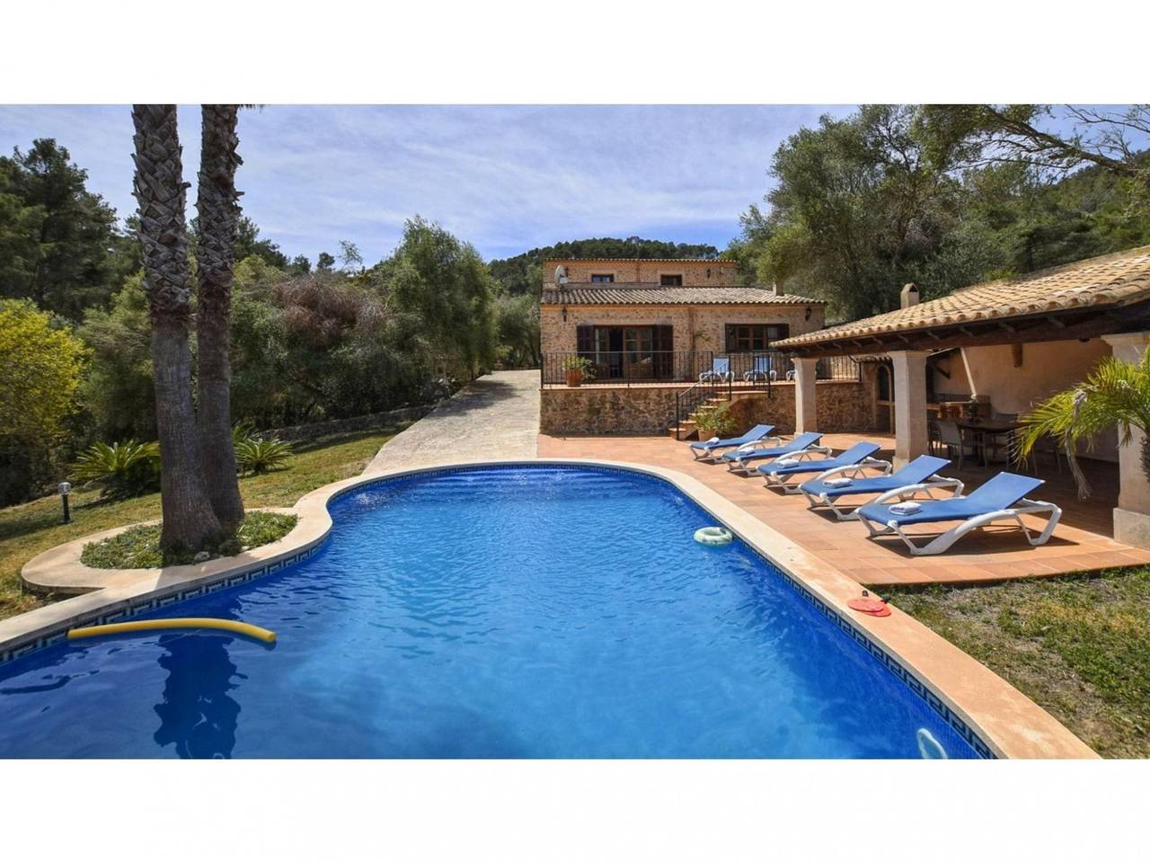 Beautiful country house with pool located in a privileged environment in Petra, Majorca Center