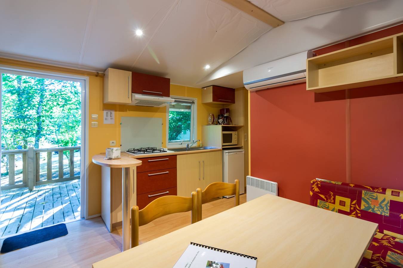 Mobile Home '4 Personnes Climatisé' avec piscine partagée, Wi-Fi et climatisation in Saint-Martial-de-Nabirat, Périgord Noir