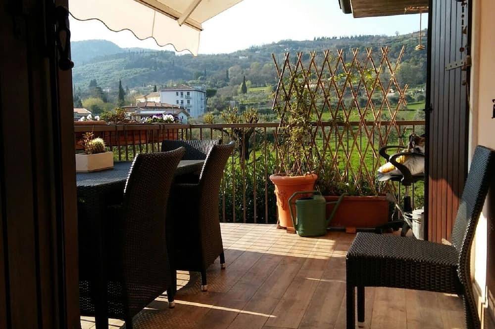 Entire apartment, Vacation apartment in a quiet and sunny location in Garda, Garda Mountains