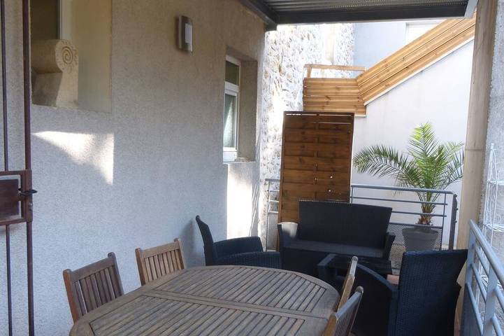 Gîte pour 4 personnes, avec piscine et terrasse