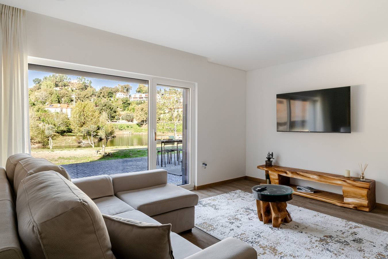 Casa de Vacaciones 'Serração T1' con Vista al Lago, Wi-Fi y Aire Acondicionado in Rio Caldo, Distrito de Braga