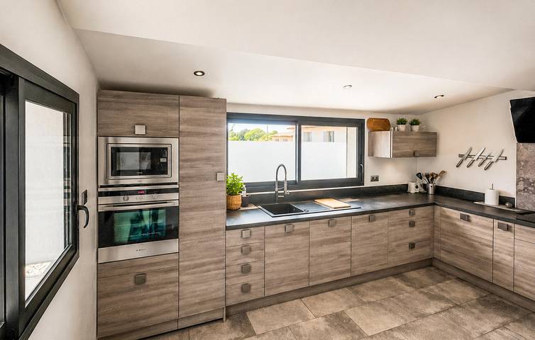 Appartement moderne avec piscine, Wi-Fi, climatisation et terrasse près de Titi Pizza in Gémenos, Côte méditerranéenne (France)