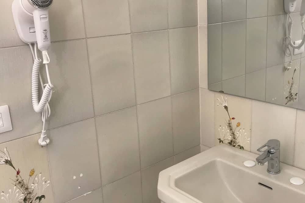 Villa 150 meters from the train station, 15 minutes from the port eaerport in Brindisi, Salento