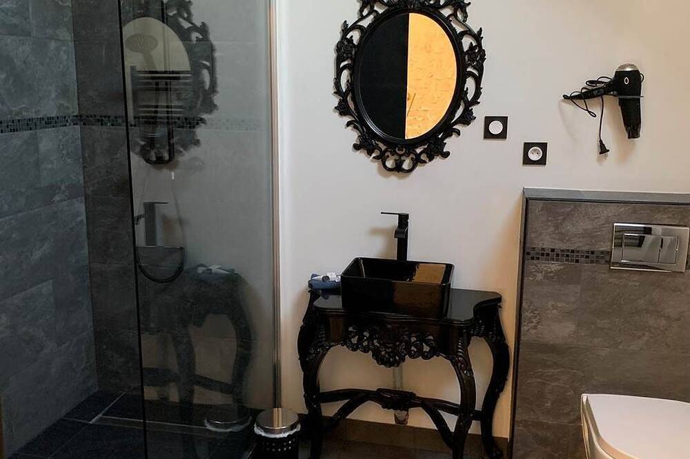 Chambre Baroque Avec Jacuzzi Privatif Sous les Poutres in Treuzy-Levelay, Sena y Marne