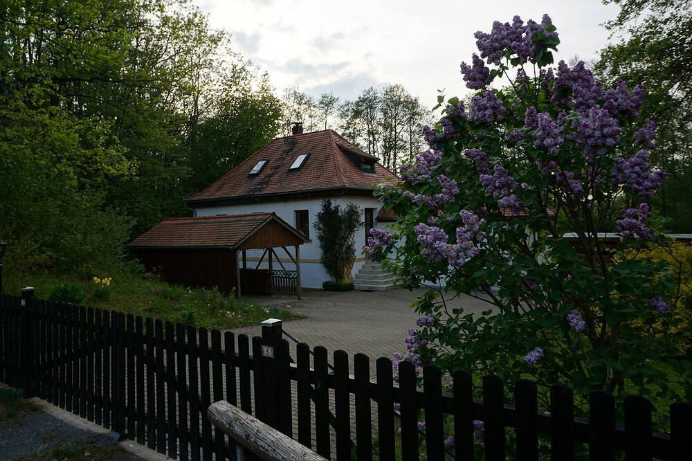 Naturhäuschen am See mit Flusszugang, Flusswanderungen im Fichtelgebirge in Kiesstrand, Weidenberg