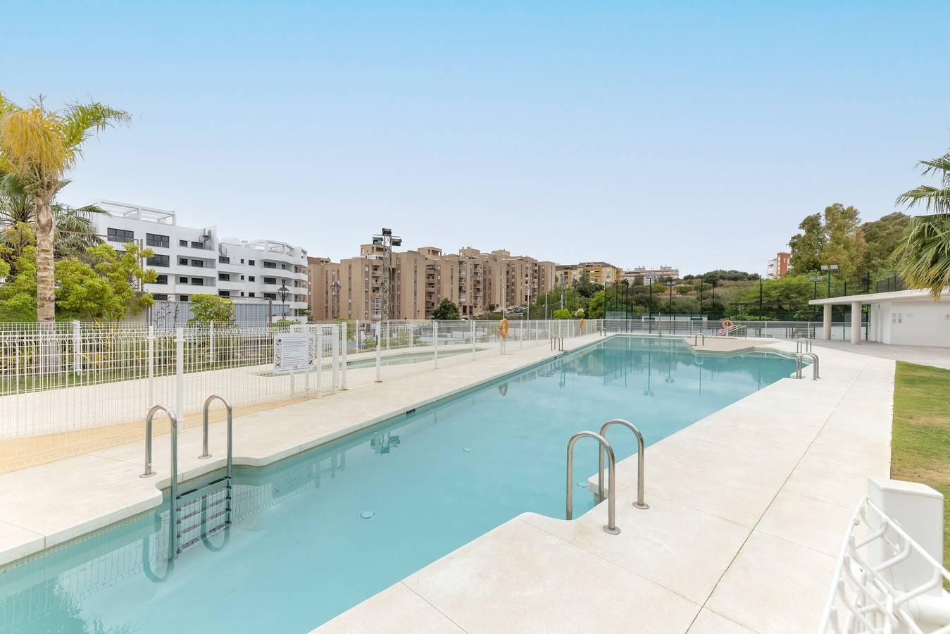 Entire apartment, Apartment 'Wellingtonia' with Sea View, Pool, Padel Court & Wi-Fi in Estepona, Costa del Sol