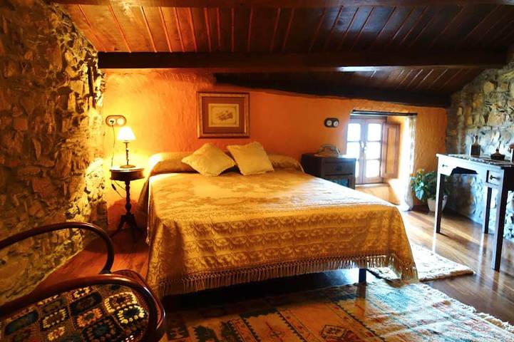 Cozy Cottage with Magical Garden  Overlooking the Beach. in Suegos, Vicedo